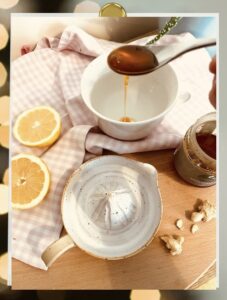 Ρόφημα τζίντζερ μέλι λεμόνι με χειροποίητα κεραμικά σκεύη